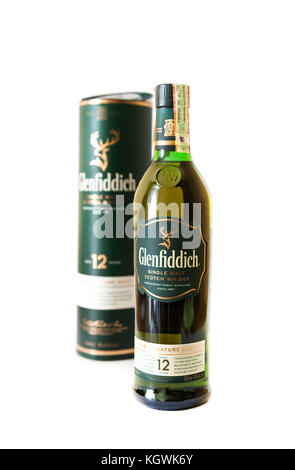 Chisinau, Republik Moldau - 8. März 2017: studio Schuß eines 12 Jahre alten, 700 ml Flasche glenfiddich Single Malt Scotch Whisky, auf weißem Hintergrund. das Feld ein Stockfoto