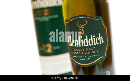 Chisinau, Republik Moldau - 8. März 2017: glenfiddich Single Malt Scotch Whisky auf schwarzem Hintergrund. Tal der Hirsche. Whisky ist ein wichtiges Element exportieren des SCO Stockfoto