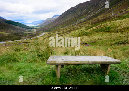 Sitzbank mit Blick auf den Loch Maree, Tal, und kurvenreiche Straße in den Highlands von Schottland, die zu der Atlantikküste und Gairloch Stockfoto