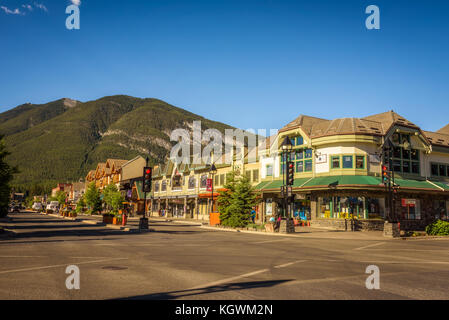 Straßenblick auf die berühmte Banff Avenue in Banff, Alberta Stockfoto