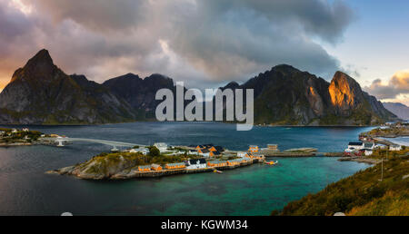 Olstind Berg über dem sakrisoy Fischerdorf, Lofoten, Norwegen Stockfoto