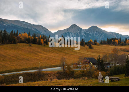 Herbst in der Hohen Tatra, von dem Dorf Zdiar gesehen Stockfoto