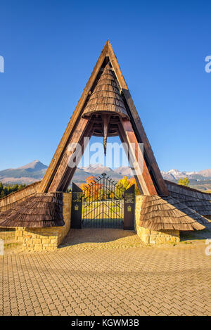 Tor des deutschen Soldatenfriedhofes in der Slowakei Stockfoto