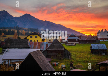 Sonnenuntergang im Dorf Zdiar unter der Hohen Tatra in der Slowakei Stockfoto