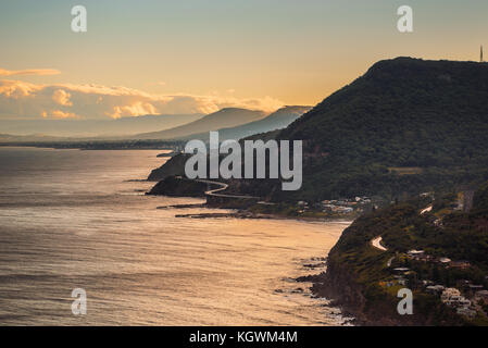 Sea Cliff Bridge in der Nähe von Sydney bei Sonnenuntergang Stockfoto