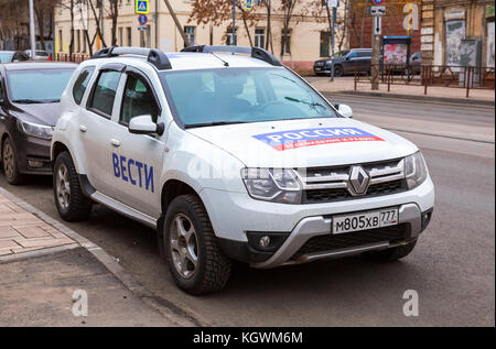 Samara, Russland - 6. November 2017: Fahrzeug der gesamtrussischen staatlichen Fernseh- und Radiogesellschaft auf der Stadtstraße in Samara, Russland Stockfoto