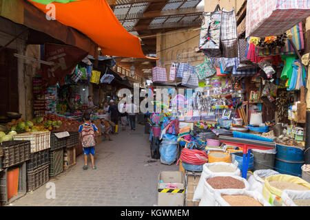 Street Market in der Medina (Altstadt), Fes, Marokko. Stockfoto