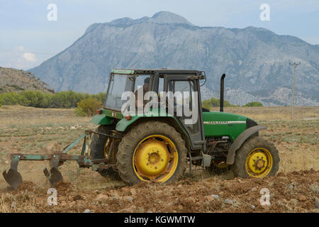 Albanien, Shkodra, Zucht von Kräuter- und Heilpflanzen, Pflügen des alten Salbei und Lavendel Feld mit John Deere Traktor/ALBANIEN, Shkodra, Anbau von Heil- und Gewuerzpflanzen, Bauernhof von Agro-Map, Pfluegen eines alten Salbei und Lavendel Feldes mit John Deere Traktor Stockfoto