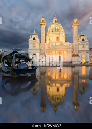 Blick mit Spiegelung der Karlskirche in Wien, Österreich Stockfoto