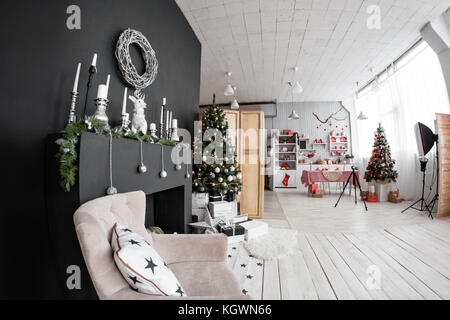 Platz in der Photo Studio mit Tageslicht. Weihnachtsdekorationen. Stockfoto