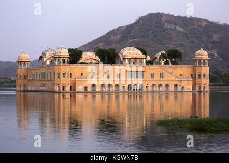 Jai Mahal Lake Palace in Mann Sagar Lake, Jaipur, Rajasthan, Indien Stockfoto