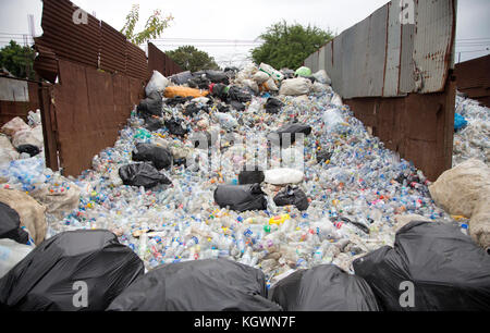 24 Dez 2017,Nakornrajsima Thailand, Foto-Gruppe von komprimierter Kunststoff-Flaschen in Recycling-Fabrik Stockfoto