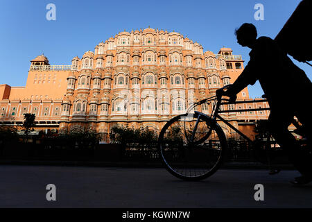 Silhouette einer rikscha vor Hawa Mahal Palast, der auf den Straßen von Jaipur, Rjasthan, Indien. Stockfoto