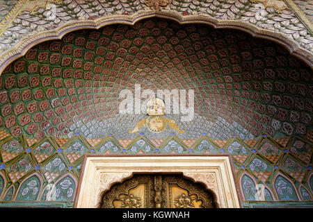 Die Rose Gate in der Pitam Niwas Chowk Innenhof in der City Palace, Jaipur, Rajasthan, Indien, Asien. Stockfoto