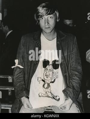 Ein Student in Hippie-Kleidung zeigt ein satirisches T-Shirt, das den Politiker Spiro Agnew als Mickey-Maus-Karikatur während eines Studentenprotests gegen den Vietnamkrieg an der North Carolina State University, Raleigh, North Carolina, 1970 zeigt. () Stockfoto