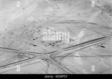 Luftaufnahme aus einem Flugzeug von Gebäuden, Straßen und asphalten in der Wüste Sinai, Gaza, Israel, November, 1967. Stockfoto