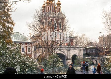 Szene im Innenhof vor einer Kirche im Nowodewitschi-Klosterkomplex, in Moskau, Russland, Sowjetunion, UdSSR, November 1973. () Stockfoto