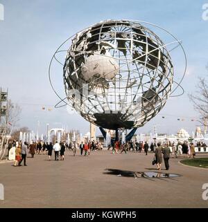 Blick östlich der Unisphere-Stahlkugel, Symbol der New York World's Fair 1964, im Flushing Meadows Park, Corona, Queens, New York City, Mai, 1964. Besucher gehen unter dem Gebäude zu den Ausstellungsstücken in der Ferne. Im Mittelpunkt stehen die farbenfrohen Autos der Swiss Sky Ride, die entlang ihrer Kabel fahren. Stockfoto