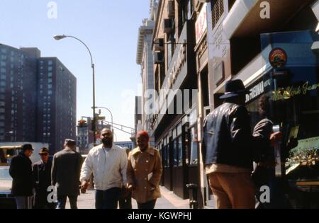 Blick nach Südwesten der Ecke Canal Street und Bowery im Viertel Chinatown in Manhattan, New York City, April 1979. Ein afroamerikanischer Mann und eine afroamerikanische Frau laufen auf dem Gehweg nach Norden, vorbei an der New York Jewelry Exchange in 70-74 Bowery. () Stockfoto