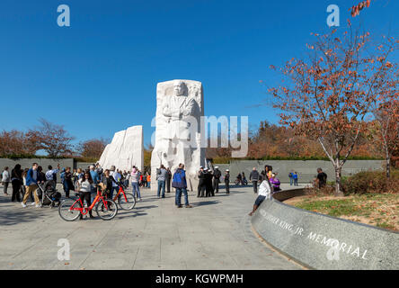 Besucher vor dem Stein der Hoffnung, eine Statue von Martin Luther King an der Martin Luther King Jr. Memorial, Washington DC, USA Stockfoto