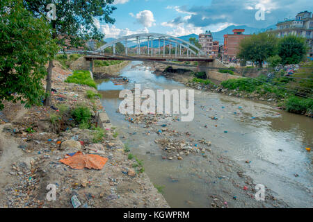 Im Freien von Müll in einem kleinen Fluss in den Vororten von Kathmandu, Nepal Stockfoto