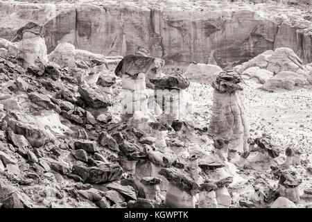 Rimrock Fliegenpilzen und Hoodoos Mitten in einem Gewirr von Felsblöcken im Grand Staircase Escalante National Monument in Utah. (schwarz & weiß. Stockfoto