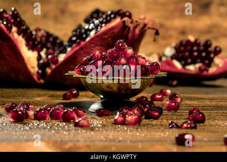 Granatapfel Granatapfel Schichten und Samen der Früchte auf den Jahrgang Tabelle Stockfoto