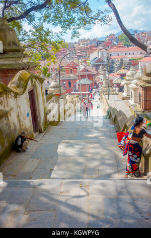 KATHMANDU, Nepal Oktober 15, 2017: Treppen, die zu Swayambhu, einer alten religiösen Architektur auf einem Hügel westlich von Kathmandu Stadt. Es ist auch wie Monkey Tempel bekannt Stockfoto