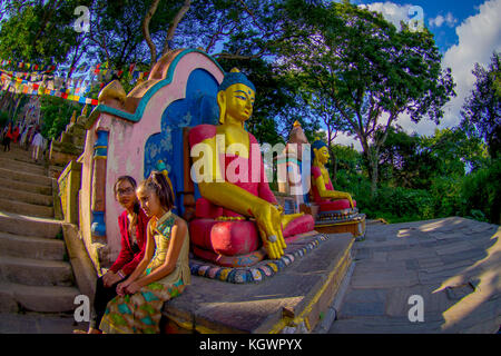 Kathmandu, Nepal Oktober 15, 2017: Blick auf Buddha Statuen am Eingang des swayambhu stupa Tempel in Kathmandu, Nepal Stockfoto