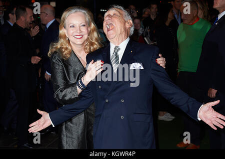 Berühmtheiten kommen auf dem roten Teppich für die Pressenacht von Mel Brooks 'Young Frankenstein' mit: Susan Stroman, Mel Brooks Where: London, United Kingdom Wann: 10 Oct 2017 Credit: WENN Stockfoto