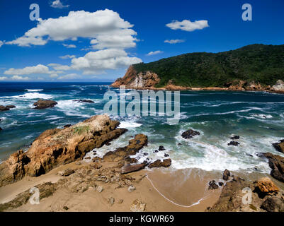 Die Cliffs und Rocky Coastline von Knysna, Südafrika Stockfoto