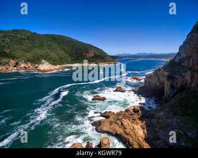 Die Cliffs und Rocky Coastline von Knysna, Südafrika Stockfoto