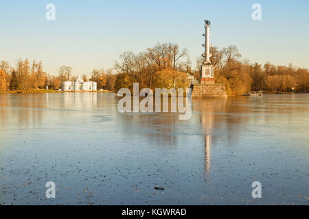 Saint-Petersburg, Russland - November 02, 2017: catherine Park im November. Blick auf den chesme Spalte und der Grotte Pavillon Stockfoto