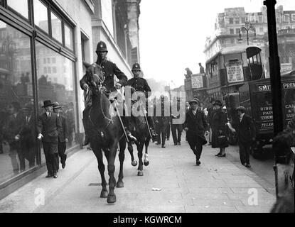 Berittene Polizei Offiziere auf dem Bürgersteig während der Arbeitslosen Krawalle in London während der Depression September 1931 Stockfoto