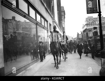 Berittene Polizei Offiziere auf dem Bürgersteig während der Arbeitslosen Krawalle in London während der Depression September 1931 Stockfoto