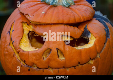 Verfallende geschnitzten Kürbis mehrere Tage nach Halloween. Großbritannien Stockfoto