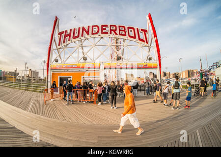 Thunderbolt Achterbahnfahrt, Coney Island Luna Park, Brooklyn, New York, NY, Vereinigte Staaten von Amerika. Usa Stockfoto