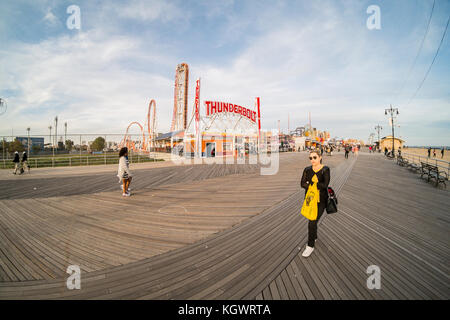 Thunderbolt Achterbahnfahrt, Coney Island Luna Park, Brooklyn, New York, NY, Vereinigte Staaten von Amerika. Usa Stockfoto