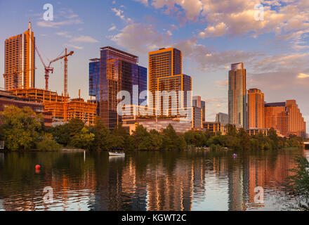 Austin, Texas mit neuen Gebäuden steigt, in Lady Bird Lake bei Sonnenuntergang/Austin Skyline und Neubauten widerspiegelt Stockfoto