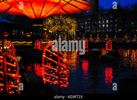 Tretboote mit roten Lichter an Weihnachten beleuchtet Stockfoto