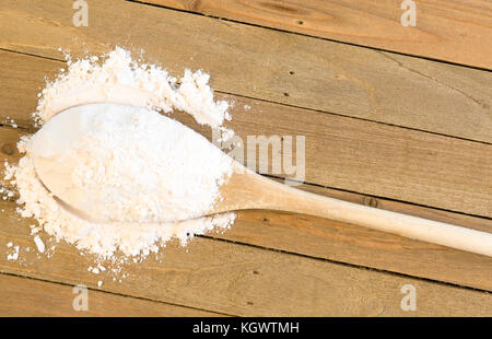 Mehl auf einem Löffel aus Holz Stockfoto