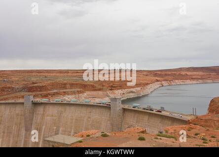 ARIZONA, 6. AUGUST 2013: Damm in der Strasse zum Grand Canyon National Park mit seinem See und surreale Red Rock Landschaft Stockfoto