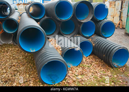 Pvc-Rohre mit großem Durchmesser für die Verlegung auf der Baustelle vorbereitet Stockfoto