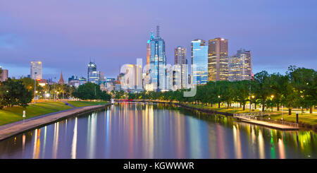 Melbourne und Yarra Fluss in der Dämmerung, Swan Street Bridge, Melbourne, VIC, Australien Stockfoto