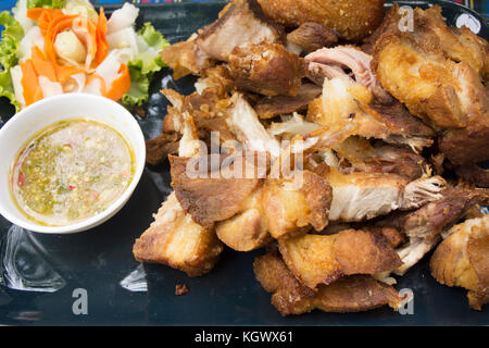 Knusprige Schweinshaxe oder deutsche Sprunggelenk und Gemüse serviert mit pikanter Sauce seafood restaurant Thailand Stockfoto