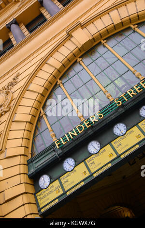 Unter der Uhren, der Bahnhof Flinders Street, Melbourne, Victoria, Australien Stockfoto