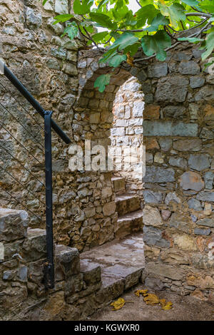 Garten der Burg von Tavira in Portugal. Aus dem 11. Jahrhundert Burgruine mit herrlichem Blick auf die Stadt und den Park von der Zinne Wände. Stockfoto