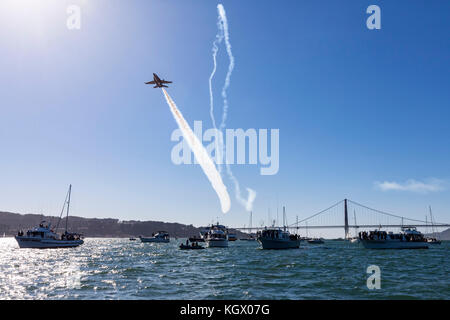 Lone Blue Angels F-18 Hornet über San Francisco Bay Stockfoto