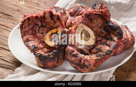 Osso buco auf einer hölzernen Hintergrund Stockfoto