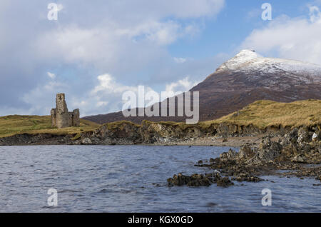 Ardvreck Castle und schneebedeckten quinag am Ufer des Loch Assynt, Schottland, Großbritannien Stockfoto